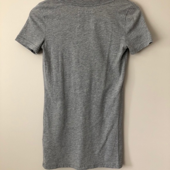 Hollister v-neck graphic tee - Picture 2 of 4